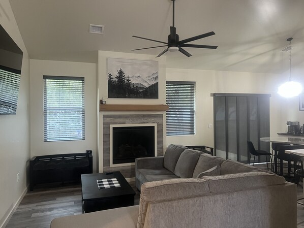 TV connectée, cheminée, jeux vidéo, baby-foot