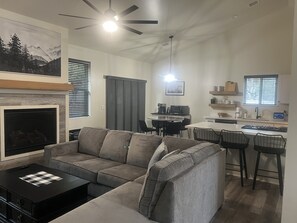 Smart TV, fireplace, video games, foosball - GameRoom, Soccer Fields, Playground, BMX, Skatepark, Pickleball within walking (Show Low)