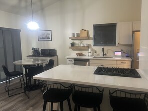 Frigorífico, microondas, horno y placa de cocina