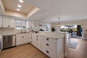 Fridge, microwave, oven, stovetop - Cypress & Sun on Gulf – Water Views, Beach Access, Fishing Dock & Coastal Comfort (Indian Rocks Beach)