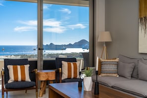 Appartement Confort | Coin séjour | TV connectée de 55 pouces avec chaînes numériques, Netflix