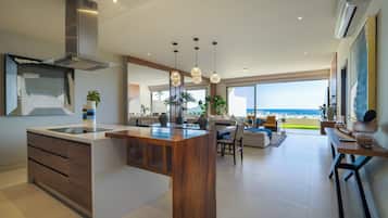 Deluxe appartement, 3 slaapkamers | Privékeuken | Een koelkast met diepvriezer, een microgolfoven, een oven, een kookplaat