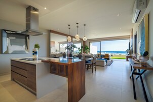 Refrigerador con freezer, microondas, horno, placa de cocina