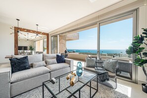 Appartamento Deluxe, 2 camere da letto | Area soggiorno | Smart TV 55 pollici con canali digitali, Netflix, servizi in streaming