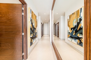 Departamento Deluxe, 2 habitaciones | Área de sala de estar | Smart TV de 55 pulgadas con canales digitales y Netflix