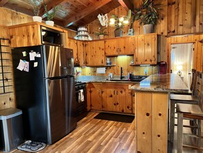 Kylskåp, mikrovågsugn, ugn och spishäll