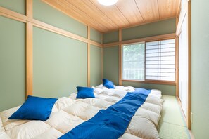 Hus – basic, 2 soverom, ikke-røyk, balkong | 2 soverom, individuelt innredet, skrivebord og blendingsgardiner