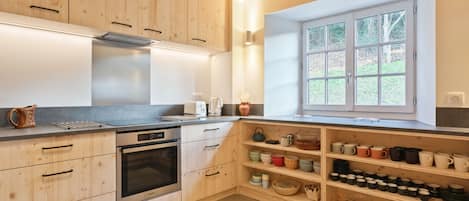 Réfrigérateur, four, lave-vaisselle, cafetiÚre/bouilloire