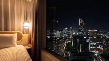 Blackout drapes, free WiFi, bed sheets