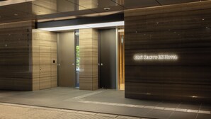 A modern elevator entrance with a metallic finish and a sign for "Kikkyu EX Hotel". - KEIKYU EX HOTEL MINATOMIRAI YOKOHAMA (Yokohama)