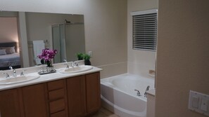 Combined shower/bathtub, jetted bath, towels, soap - Spectacular Master Bedroom 15 Minutes to Las Vegas Strip (Las Vegas)