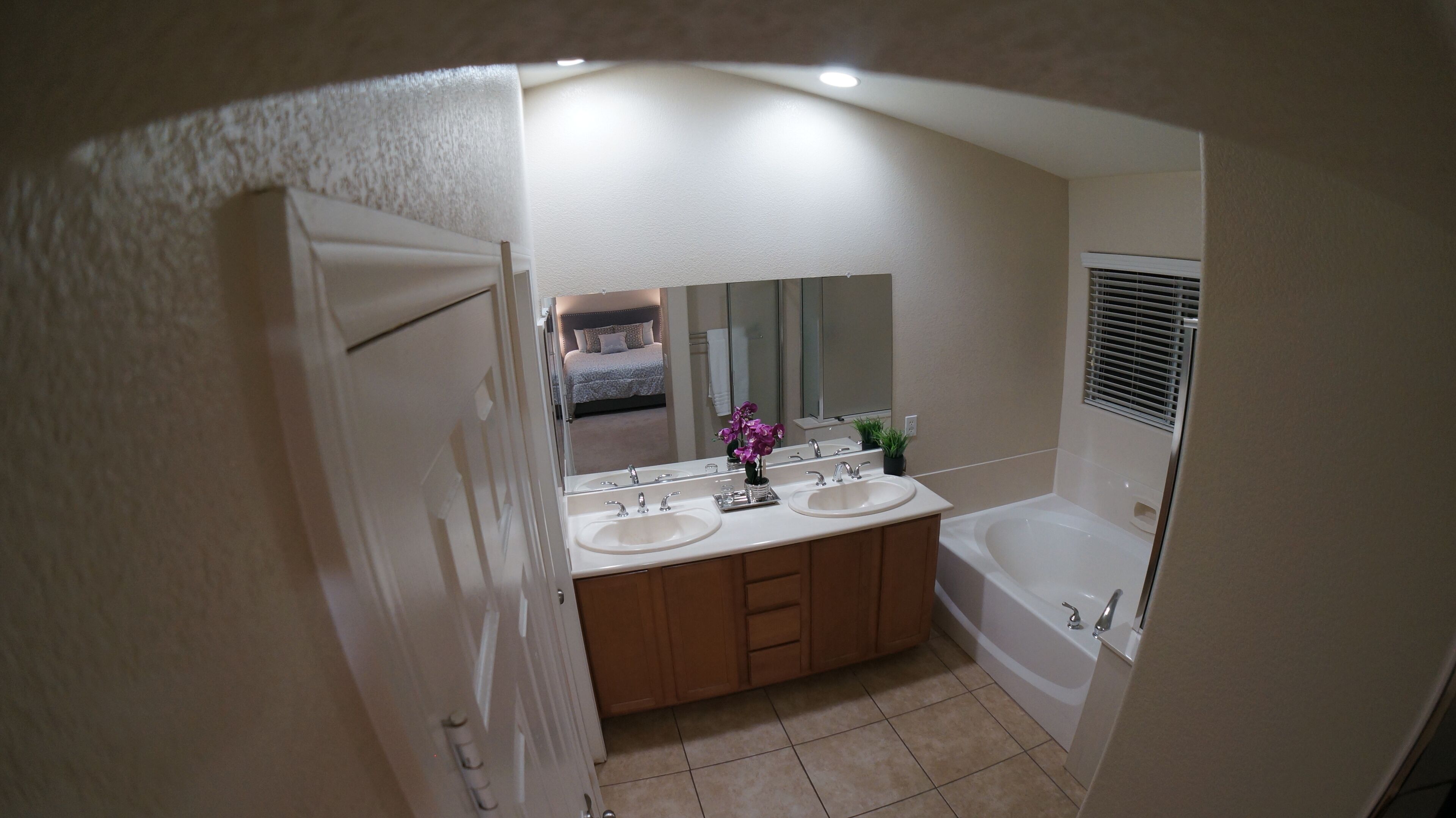 Combined shower/tub, jetted tub, towels, soap