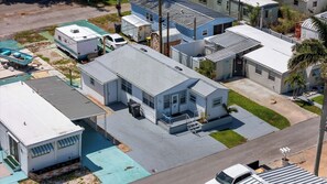 A residential area with multiple single-story houses, a small boat, and a trailer. - 3713 115th St.Ct.W. - Mobile home Bradenton - 2 Bedroom/ 2 Bath , maximum occupancy of 4 people. Distance to the Beach: 5 min by car. (Bradenton)
