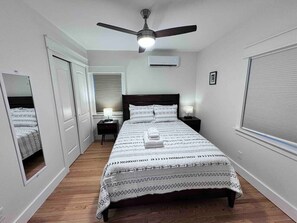 Escritorio, tabla de planchar con plancha, wifi y ropa de cama 