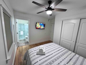 Desk, iron/ironing board, WiFi, bed sheets