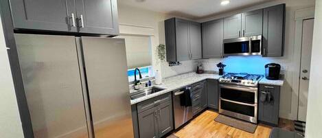 Refrigerador, microondas, horno y parrilla de estufa