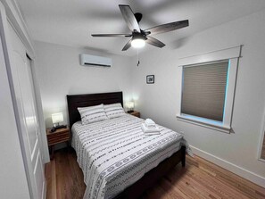 Escritorio, tabla de planchar con plancha, wifi y ropa de cama 