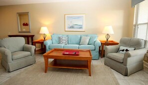 Condo, 1 cama King e sofá-cama, cozinha, vista para o oceano | Área de estar | TV 32 polegadas com canais a cabo