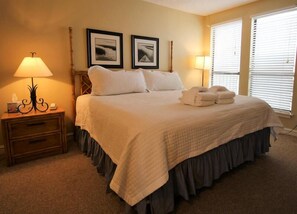 Condo, 1 cama King e sofá-cama, cozinha, vista para o oceano | 1 quarto, individualmente decorados, individualmente mobiliados