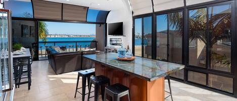 Smart TV, chimenea, biblioteca de música