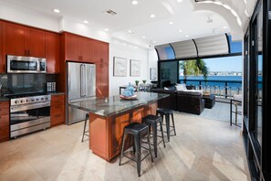 Frigorifero, microonde, forno, piano cottura