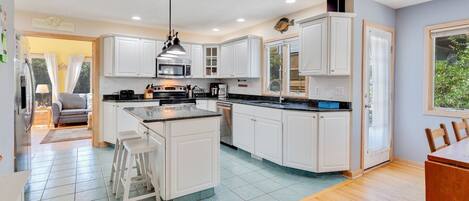 ثلاجة، ميكروويف، فرن، موقد طهي مسطح