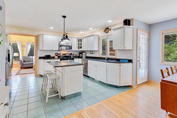 ثلاجة، ميكروويف، فرن، موقد طهي مسطح