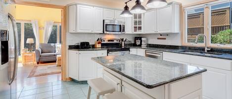 Geladeira, micro-ondas, fogão, cooktop