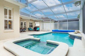 A heated pool - Large 4/5 bedroom private screened pool home on quiet street not overlooked (Davenport)