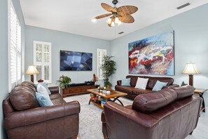 Smart-TV, DVD-Player, Tischtennisplatte, Arbeitsbereiche