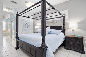 5 bedrooms, in-room safe, desk, iron/ironing board - Large 4/5 bedroom private screened pool home on quiet street not overlooked (Davenport)