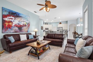 Smart-TV, DVD-Player, Tischtennisplatte, Arbeitsbereiche