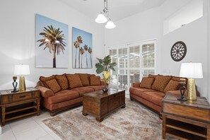 Smart TV, DVD player, table tennis, offices - Large 4/5 bedroom private screened pool home on quiet street not overlooked (Davenport)