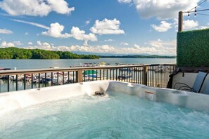 Un bain à remous avec vue sur un lac et des bateaux amarrés.