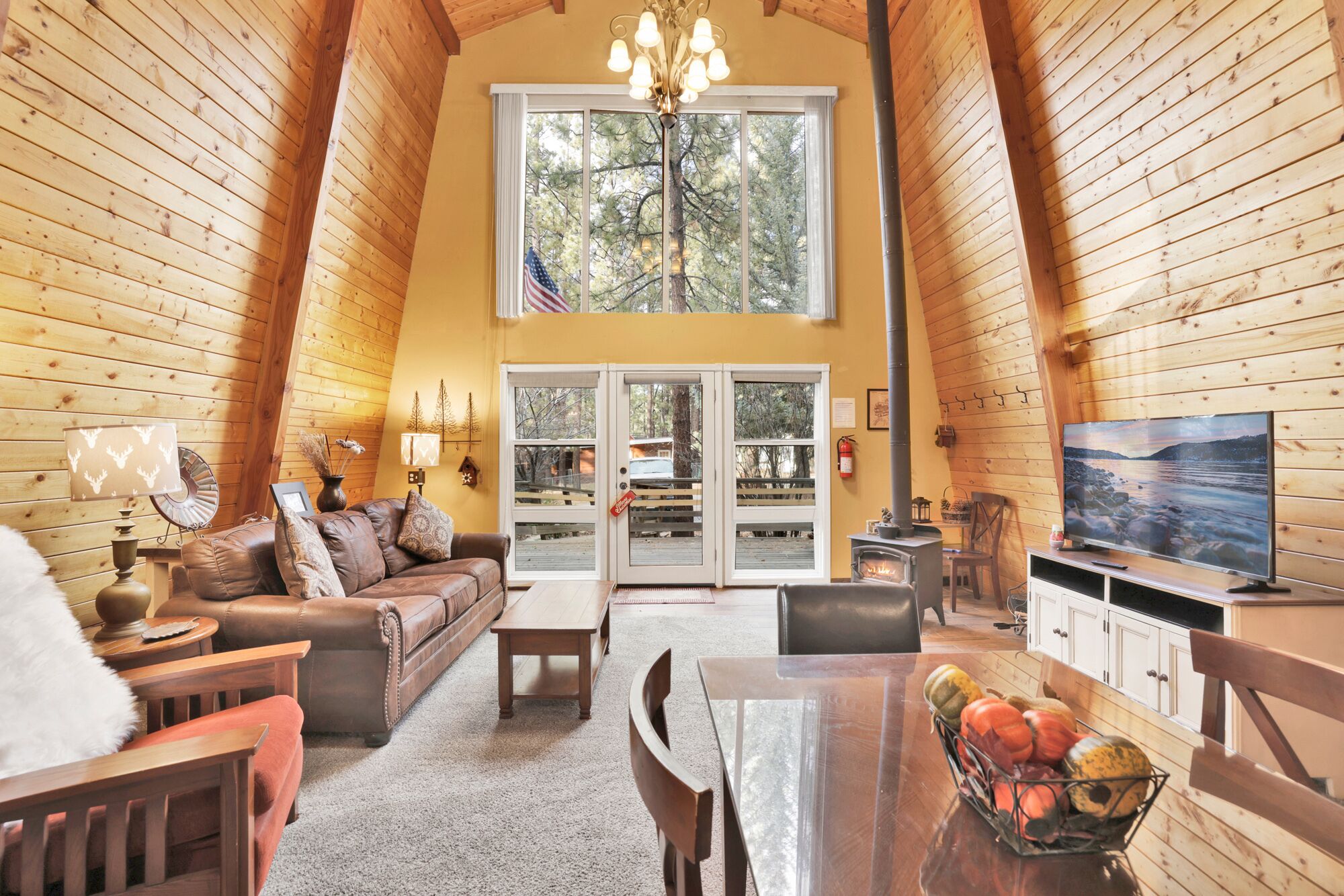 Relaxing Mountain Pines Gambrel Retreat Cabin with Great Location