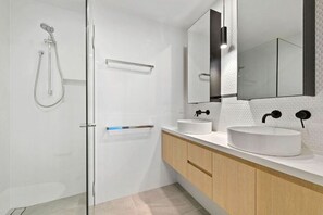 Deluxe Apartment | Bathroom | Shower, free toiletries, hair dryer, towels - Beach Life (Alexandra Headland)