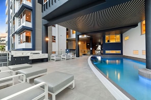 Una piscina al aire libre