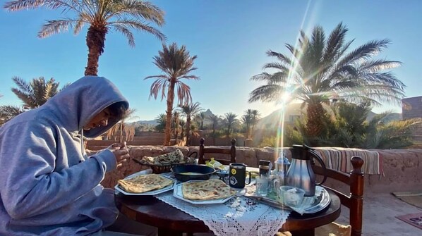 Desayuno completo gratuito y diario