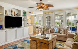 Villa, varias camas, cocina, vistas al mar | Zona de estar | Televisión de pantalla plana de 50 pulgadas con canales por cable