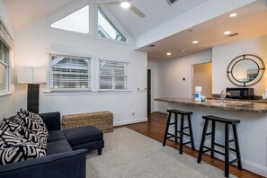 Casa, várias camas, cozinha, vista para o campo de golfe | Área de estar | TV de tela plana 42 polegadas com canais a cabo, TV