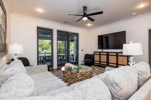 House, Multiple Beds, Kitchen, Golf View | Living area | 42-inch flat-screen TV with cable channels, TV - 389 Wahoo Dr (Fripp Island)