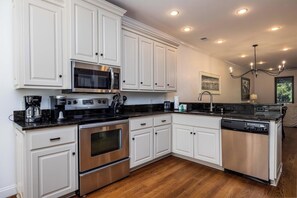 House, Multiple Beds, Kitchen, Golf View | Private kitchen | Fridge, microwave, oven, stovetop