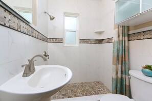 Dusj, hårføner og håndklær