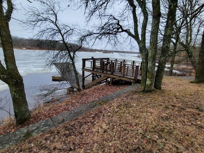Charming, cozy, lakefront home in the Canadian woodlands. Natural beauty!