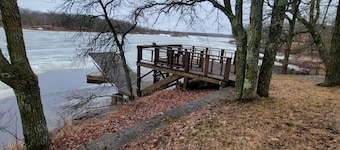 Charming, cozy, lakefront home in the Canadian woodlands. Natural beauty!