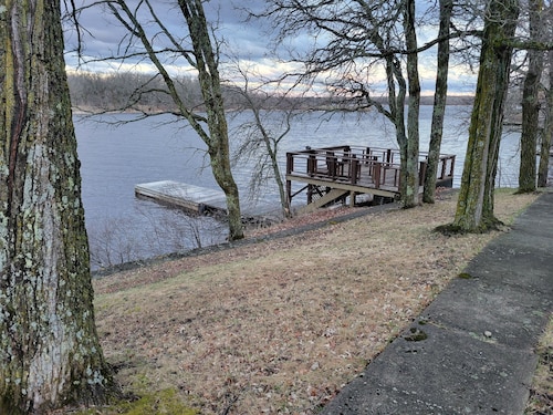 Charming, cozy, lakefront home in the Canadian woodlands. Natural beauty!