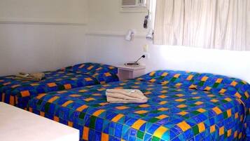 Habitación básica con 1 cama matrimonial o 2 individuales | Escritorio y espacio para trabajar con laptop