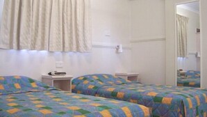 Kolmen hengen deluxe-huone | Työpöytä, kannettavalle tietokoneelle sopiva työtila