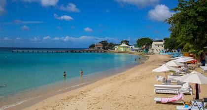 Large Family Friendly Home with Pool Just 2 mins from Beach - Chindwin