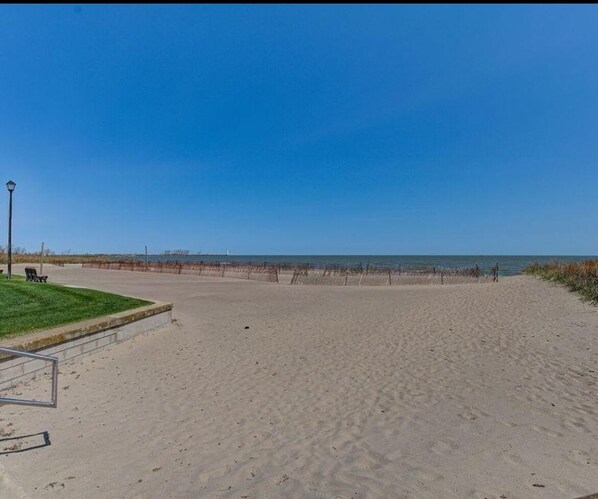 Beach nearby, beach towels - Huron Lake House Getaway at Old Homestead Beach = Beach & Chill (Huron)